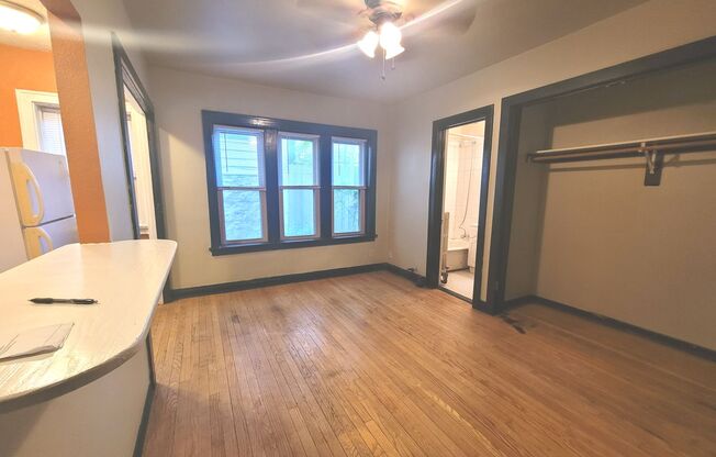 Studio, 1 bath, $825, Unit 09