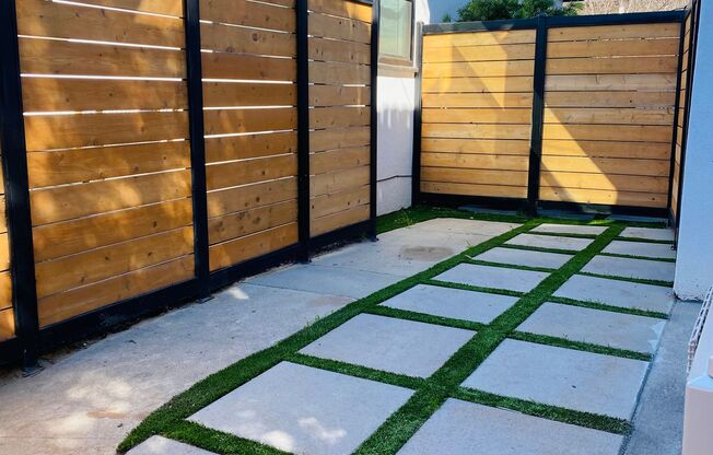 Stylish Santa Monica studio with w/d in unit, and private rear yard.