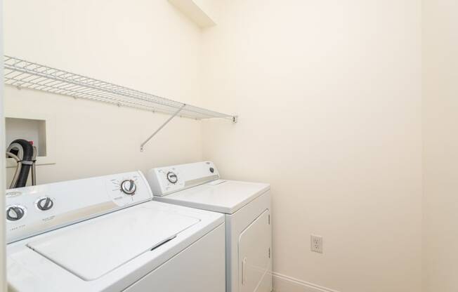 Drum Hill 2 Bedroom Apartment with private personal washer and dryer