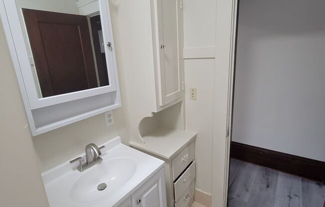 2 beds, 1 bath, $1,950