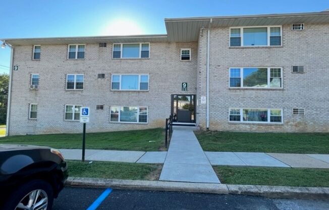 2 beds, 1 bath, 900 sqft, $1,525, Unit 933