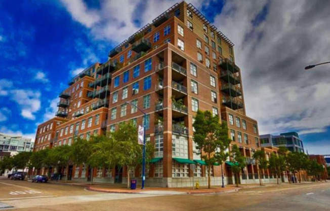 PARKLOFT!! Walk to Petco Park & all that East Village & Gaslamp have to offer!