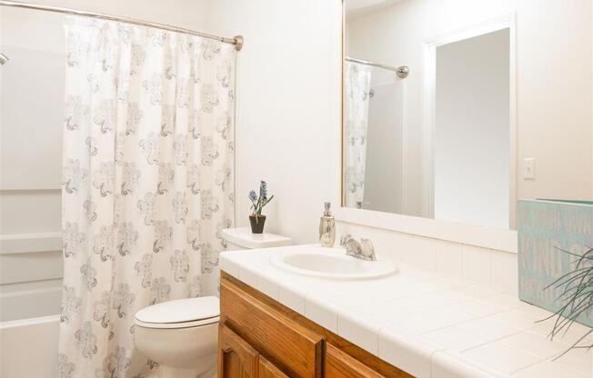 Luxurious Bathrooms at Edgewater Isle Apartments & Townhomes, Hanford, 93230