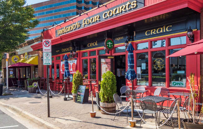 Discover new pubs and restaurants throughout Courthouse Arlington.
