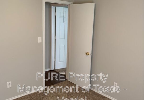 3 beds, 2 baths, 1,300 sqft, $1,795