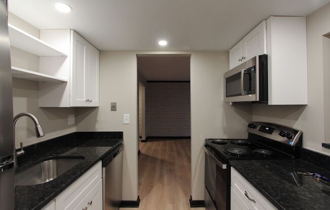 Pennwood Square 521-523 Kelly Ave.