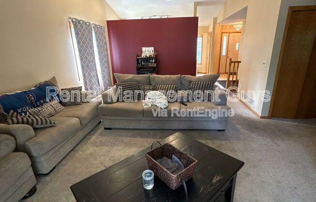 726 E NICOLLET BLVD