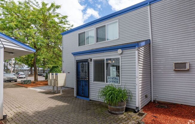 3 beds, 1.5 baths, 1,231 sqft, $2,195, Unit Q4