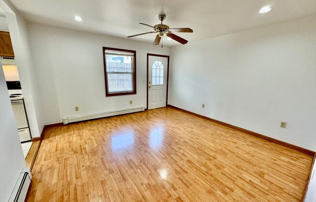 2 beds, 1 bath, $1,195, Unit 2