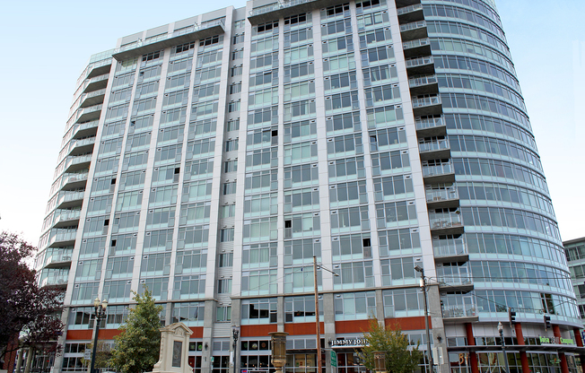 Pet-Friendly 2 Bedroom Luxury Condo with Panaromic Views at the Civic