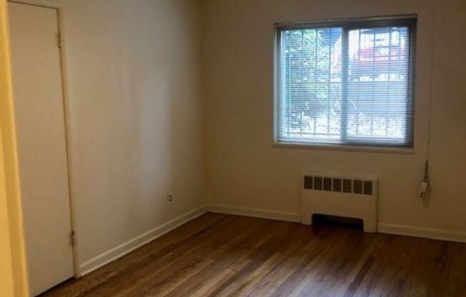 Red Lion - beautiful one bedrooms on Capitol Hill!