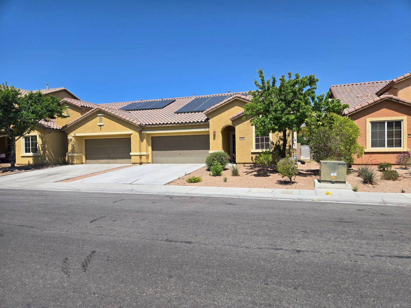 A Beautiful Single Story Townhouse! 3 Bed, 2 Bath, 2 Car!
