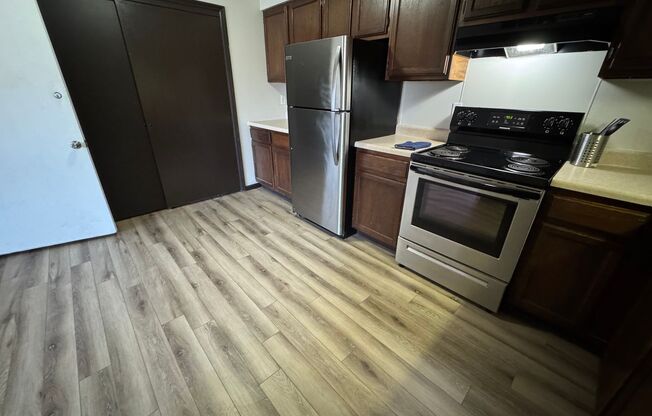 2 beds, 1 bath, $875, Unit 1224 Monroe Unit 5