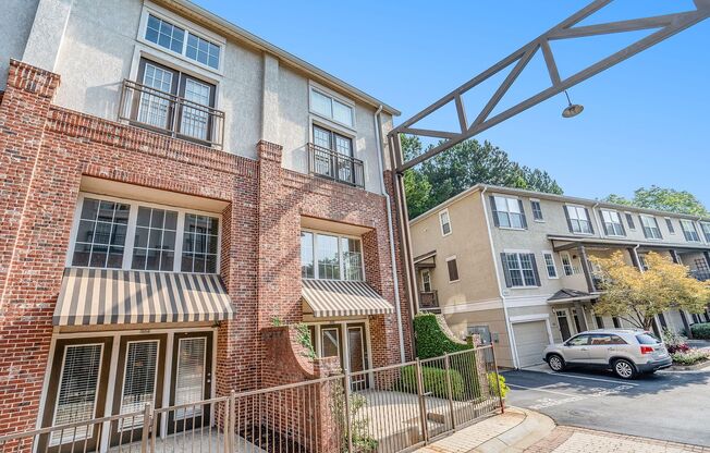 2 bdrm, 2.5 bath Town Home steps away from the beltline and Krog Street Market in Inman Park! Community Pool!