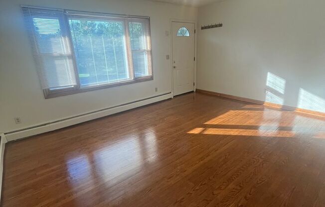 2 beds, 1 bath, 903 sqft, $1,290, Unit D-2