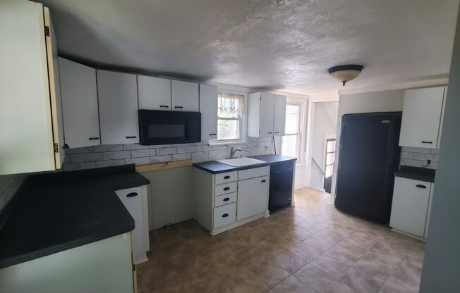 3 beds, 1 bath, $1,400