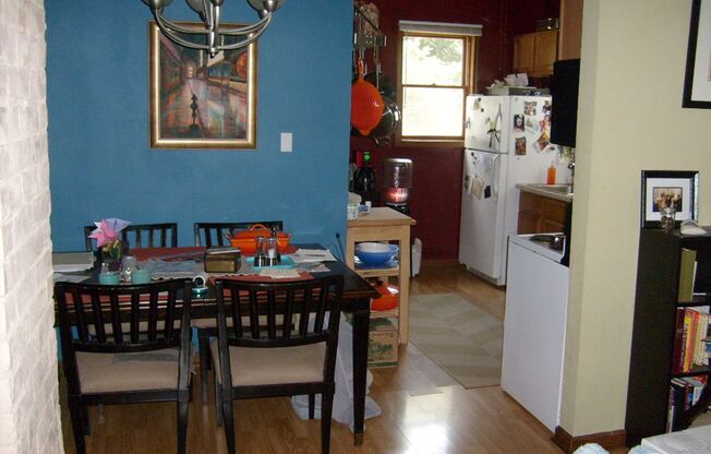 (572) - 1447 Williamson Street