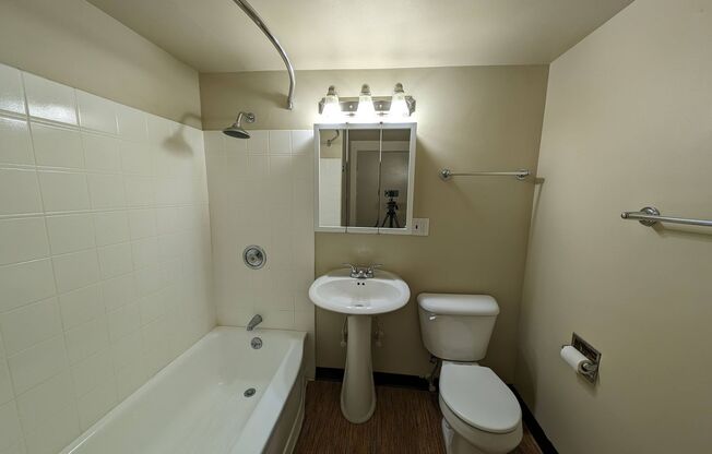 1 bed, 1 bath, 704 sqft, $1,925, Unit 202