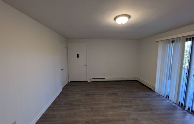 1 bed, 1 bath, 900 sqft, $1,650, Unit B04