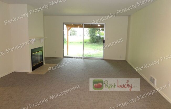 Super-Cute 2 Bedroom, 2 Bath Duplex in Unbeatable Location in Bellevue!!