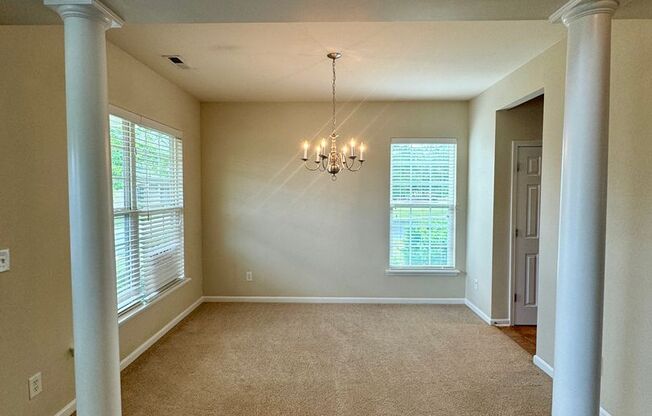 Spacious 4BR/2.5 BA Townhouse in the University Area