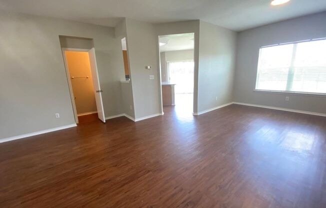 Wonderful open floor plan with TONS of room!!
