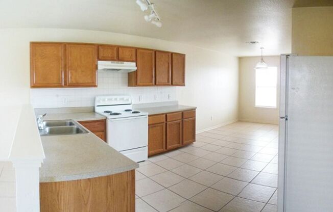 3 beds, 2 baths, 1,178 sqft, $925, Unit Apt D