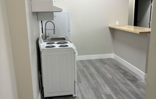 2 beds, 1 bath, 580 sqft, $1,100, Unit 230