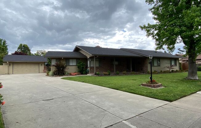 Large Three Bed, Two Bath Home with a Pool in Lincoln Village