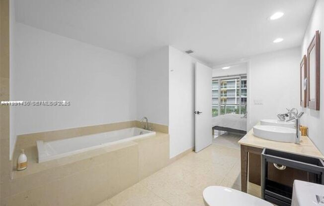 2 beds, 2 baths, 1,327 sqft, $5,100, Unit 495 Brickell Ave # 1610