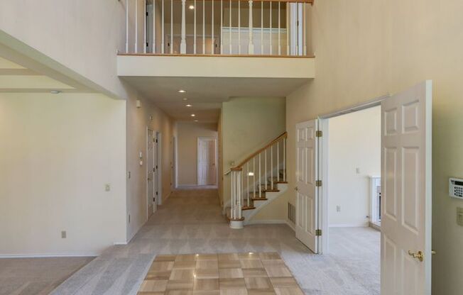 4+ Bedroom with Great Entertaining Wrap Around Decks with VIEW of PUGET SOUND!!