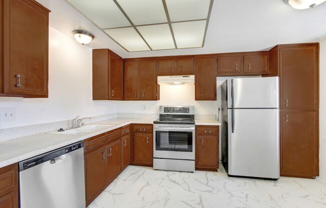 Available now for immediate move in. The Lake at Corona.