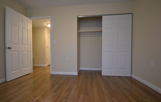 3 beds, 1 bath, 850 sqft, $695, Unit 10