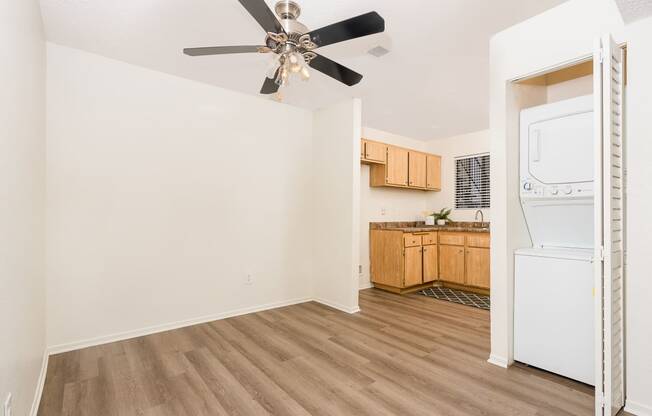 Dining area with ceiling fan and in unit washer and dryer at Woodbend, California