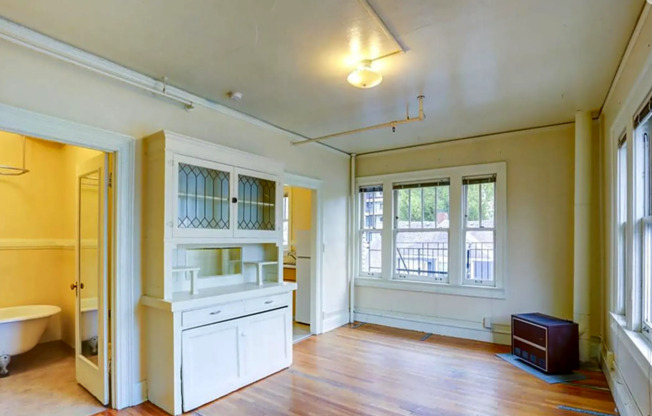 Studio, 1 bath, 359 sqft, $995, Unit 25