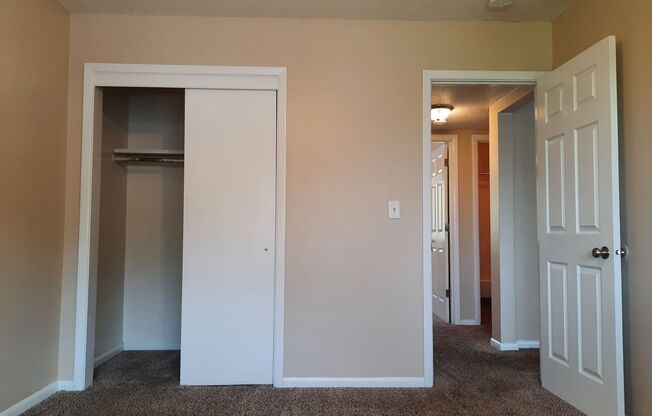 2 beds, 1.5 baths, 920 sqft, $865, Unit 712-33