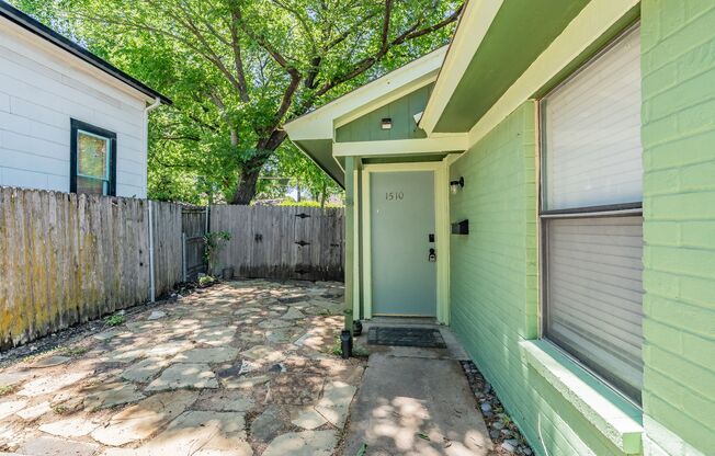 Super cute and recently remodeled duplex -walking distance to Magnolia