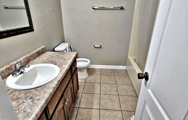 2 beds, 1.5 baths, 1,250 sqft, $975, Unit 2420 #1