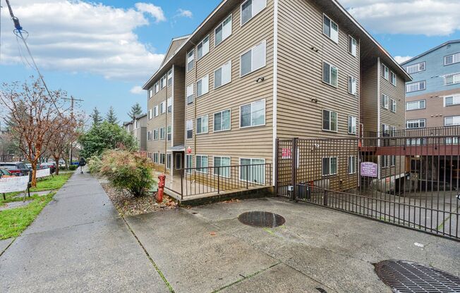 2 beds, 1 bath, 687 sqft, $1,950, Unit A404