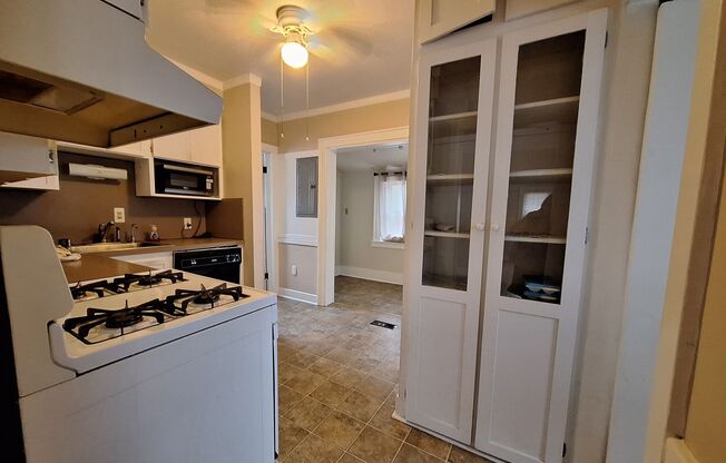 2 beds, 1 bath, $1,400