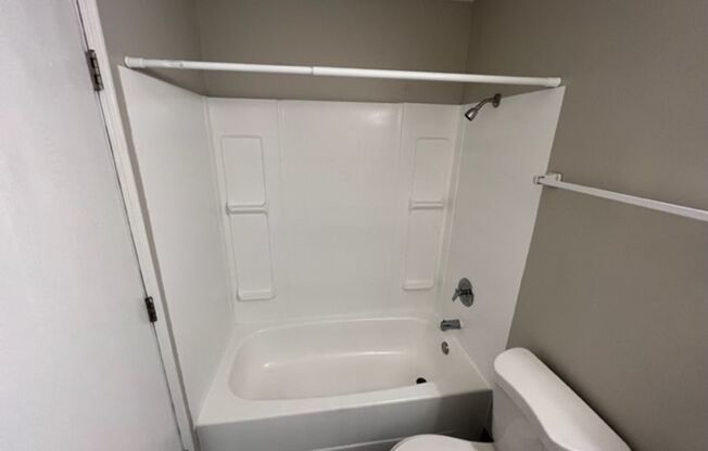 2 beds, 1 bath, 800 sqft, $1,000, Unit 204