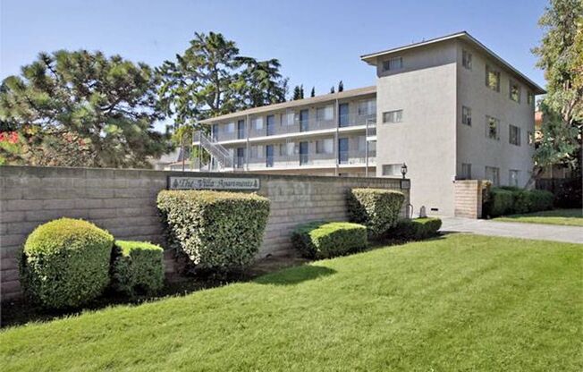 2 beds, 1 bath, $2,500, Unit 77