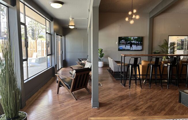 2 beds, 1 bath, 913 sqft, $2,595, Unit 136