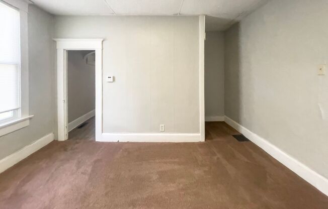 2 beds, 1 bath, 899 sqft, $1,000, Unit 1719 W Adams St