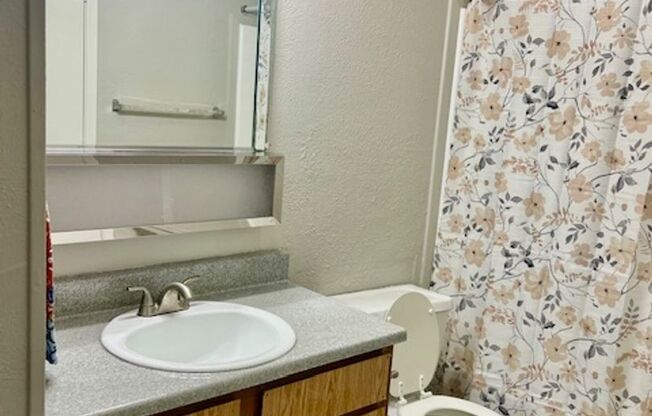 2 beds, 1 bath, 852 sqft, $1,200