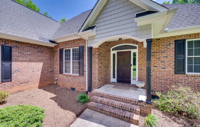 Beautiful 3 bedroom 2 bath Ranch with Bonus room in Lake Wylie!