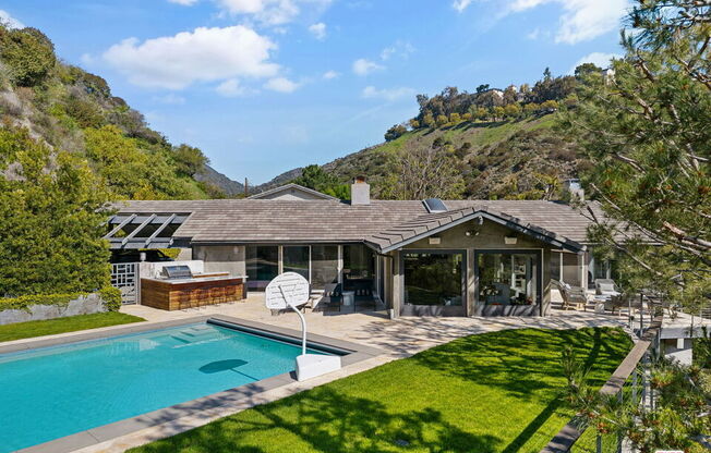 1255 N BUNDY DR