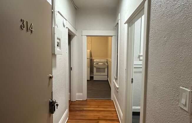 Studio, 1 bath, 300 sqft, $950, Unit 314