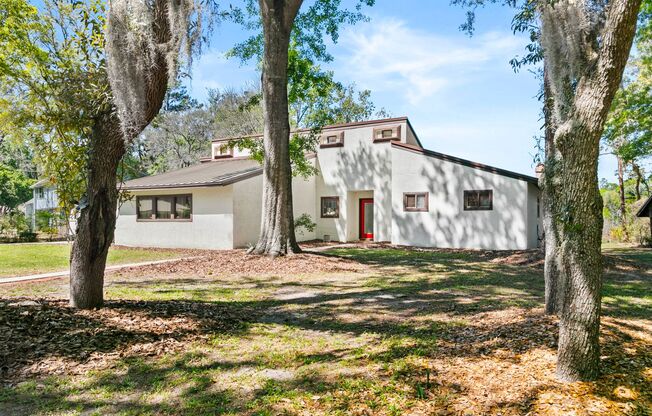 LAKE FRONT LOCATION IN THE HEART OF GAINESVILLE!!!