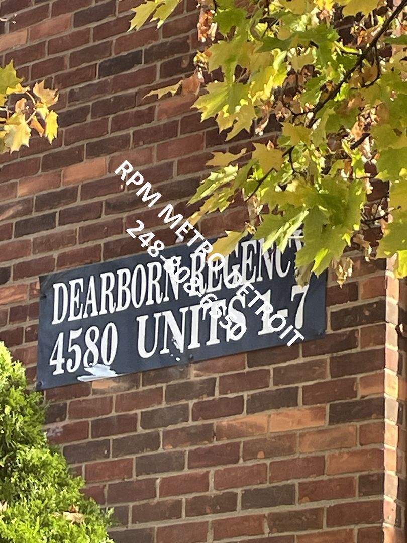 Move in Ready Brick Condo in Dearborn.